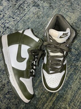 Nike 4 Youth High Top Dunk Retro Sneakers in White and Olive Kid